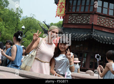 Dpa-exklusiv - Maja Synke Prinzessin von Hohenzollern, Gesten und lächelt als She Posen mit einem chinesischen Mädchen bei ihrem Besuch in der Huxing Ting-Teehaus im Yu-Garten in der alten Stadt von Shanghai, China, 30. August 2015. Die Prinzessin von Hohenzollern präsentiert ihre gestaltete Kollektion für Hunde, Katzen und Kleintiere für Haustier Fasion Label Trixie auf der "Pet Fair Asia" während ihres Besuches in der Metropolregion von Shanghai im Osten Chinas.   Foto: Jens Kalaene/dpa Stockfoto