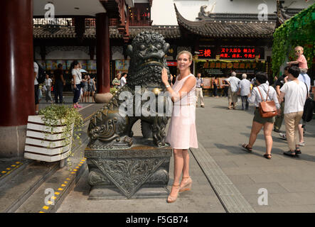 Dpa-exklusiv - Maja Synke Prinzessin von Hohenzollern, stellt neben einer Drachenform Skulptur bei ihrem Besuch in der alten Stadt von Shanghai, China, 30. August 2015. Die Prinzessin von Hohenzollern präsentiert ihre gestaltete Kollektion für Hunde, Katzen und Kleintiere für Haustier Fasion Label Trixie auf der "Pet Fair Asia" während ihres Besuches in der Metropolregion von Shanghai im Osten Chinas.   Foto: Jens Kalaene/dpa Stockfoto