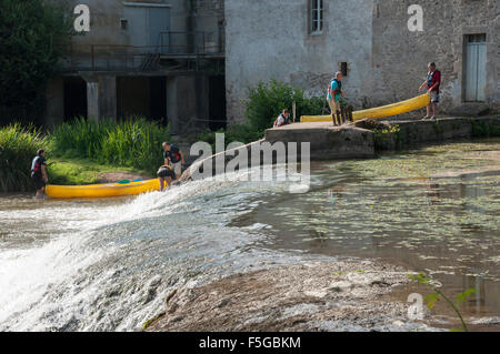 Kanuten Flussende auf La Sevre Nantaise, Mallievre, Vallee de Poupet, Frankreich Stockfoto