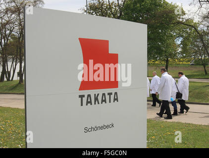 Schoenebeck, Deutschland. 17. April 2014. Blick auf ein Firmenschild bei Takata Zündung Systems Gmbh in Schoenebeck, Deutschland, 17. April 2014. Japanische Takata Corporation in Tokio übernahm die Website am Ende des Jahres 2012. Der Automobilzulieferer Manuifactures Zündsysteme für Airbags mit 72 Mitarbeitern in Schoenebeck. Foto: Jens Wolf /ZB/dpa/Alamy Live News Stockfoto