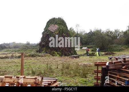 Hinzufügen von Mitgliedern der Cliff Bonfire Gesellschaft den letzten Schliff auf ihren großen Lagerfeuer bereit für Lewes historischen Bonfire Night am 5. November statt. Lewes, East Sussex, UK Stockfoto