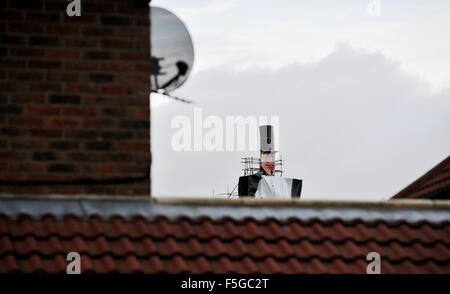 Lewes, East Sussex, UK. 4. November 2015. Mitglieder des Vereins Borough Lagerfeuer in Lewes konstruiert haben das höchste der Welt jemals Lagerfeuer Kerl auf 50ft in Vorbereitung für morgen Nächte Lewes Bonfire feiern Credit: Simon Dack/Alamy Live News Stockfoto