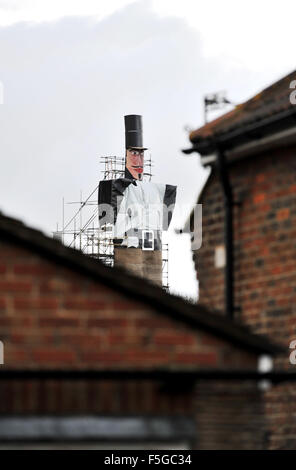 Lewes, East Sussex, UK. 4. November 2015. Mitglieder des Vereins Borough Lagerfeuer in Lewes konstruiert haben das höchste der Welt jemals Lagerfeuer Kerl auf 50ft in Vorbereitung für morgen Nächte Lewes Bonfire feiern Credit: Simon Dack/Alamy Live News Stockfoto