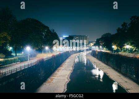 Wienfluss nachts im Stadtpark in Wien, Österreich. Stockfoto