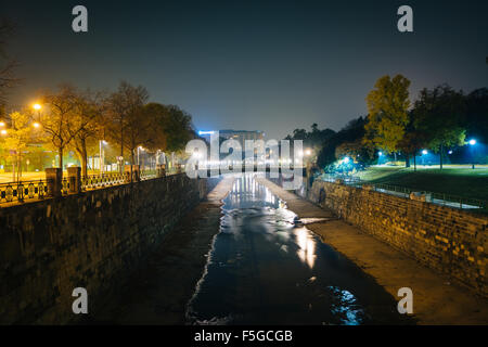 Wienfluss nachts im Stadtpark in Wien, Österreich. Stockfoto