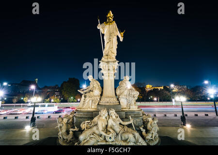 Statue vor dem Parlamentsgebäude in der Nacht, in Wien, Österreich. Stockfoto