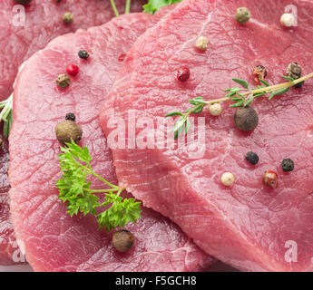 Rohes Rindfleisch Steaks mit Gewürzen auf weißem Hintergrund. Stockfoto