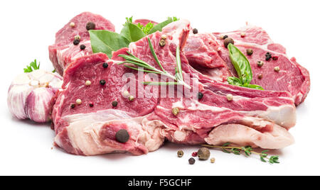 Rohes Schweinefleisch Fleisch Steaks mit Gewürzen auf dem weißen Hintergrund. Stockfoto