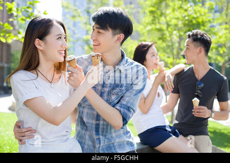 Glückliche junge Erwachsene Eis essen Stockfoto