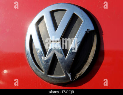 Achim, Deutschland. 4. November 2015. Eine beschädigte VW-Emblem befindet sich auf dem Stamm eines alten Golf auf einem Parkplatz in Achim, Deutschland, 4. November 2015. Foto: INGO WAGNER/Dpa/Alamy Live News Stockfoto