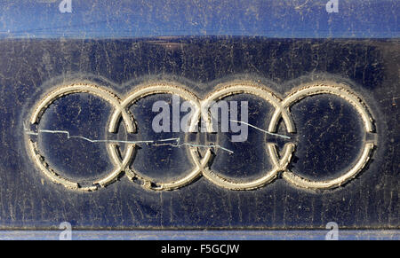 Achim, Deutschland. 4. November 2015. Eine beschädigte Audi Emblem befindet sich auf dem Stamm eines alten a4 auf einem Parkplatz in Achim, Deutschland, 4. November 2015. Foto: INGO WAGNER/Dpa/Alamy Live News Stockfoto