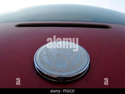 Achim, Deutschland. 4. November 2015. Eine verblasste VW Emblem befindet sich auf dem Stamm eines alten Golf auf einem Parkplatz in Achim, Deutschland, 4. November 2015. Foto: INGO WAGNER/Dpa/Alamy Live News Stockfoto