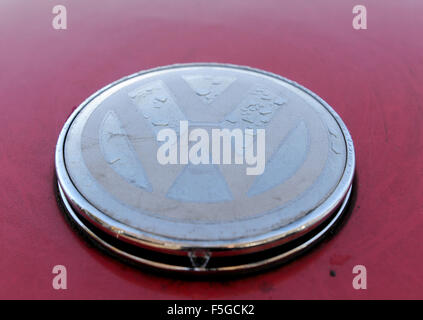 Achim, Deutschland. 4. November 2015. Eine verblasste VW Emblem befindet sich auf dem Stamm eines alten Golf auf einem Parkplatz in Achim, Deutschland, 4. November 2015. Foto: INGO WAGNER/Dpa/Alamy Live News Stockfoto