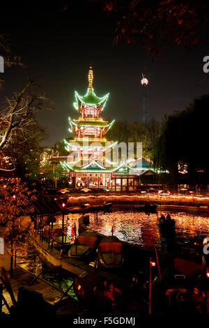 Die Drachenboote im See vor dem japanischer Turm-Restaurant in den Tivoli-Gärten auf einem dunklen Halloween-Nacht Stockfoto