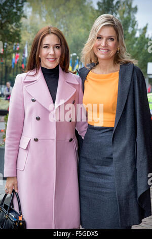 Den Haag, Niederlande. 4. November 2015. HM Königin Máxima und HRH Krone Prinzessin Mary HM Queen Máxima in der 3d Welt Konferenz der Frauenhäuser in World Forum in den Haag, Kronprinzessin Mary besucht auch die Konferenz. Bildnachweis: Dpa picture Alliance/Alamy Live News Stockfoto