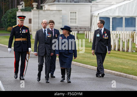 Der Herzog von Kent, begleitet von Frau Victoria Wallace Director General der CWGC kommt für eine Einweihung der Gedenkstätte Brookwood 1914-1918 Stockfoto