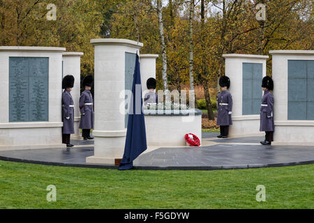 Einweihung der Gedenkstätte Brookwood 1914-18. Welsh Gardisten in Position als Wachposten am Denkmal. Stockfoto