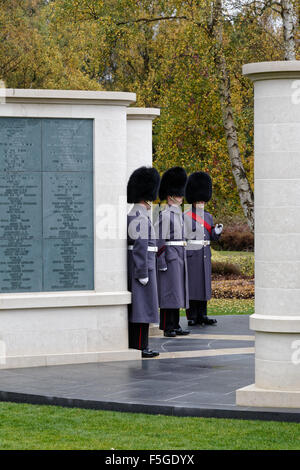 Einweihung der Gedenkstätte Brookwood 1914-18. Welsh Gardisten in Position als Wachposten am Denkmal. Stockfoto