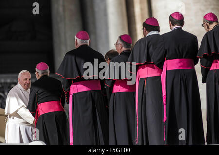 Vatikanstadt, Vatikan. 4. November 2015. Francis Papst grüßt Bischöfe während seiner wöchentlichen Generalaudienz in dem Petersplatz im Vatikan. In seinen Predigten er darüber nachdenken, die Bedeutung der Familie als einen Ort, wo wir die Werte der Vergebung und Versöhnung erfahren. Bildnachweis: Giuseppe Ciccia/Pacific Press/Alamy Live-Nachrichten Stockfoto