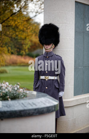 Einweihung der Gedenkstätte Brookwood 1914-18. Ein Welsh-Gardist in Position wie eine Wache in einem Denkmal-stele Stockfoto