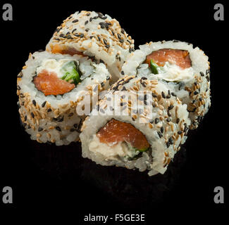 Sushi Rollen mit geräuchertem Lachs, Gurke und Frischkäse Stockfoto