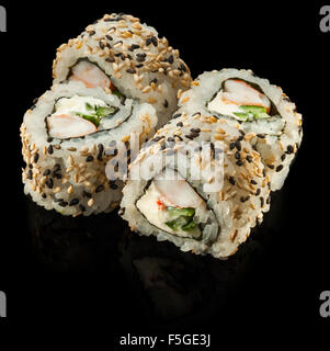 Sushi-Rolle mit Garnelen und Gurke Stockfoto