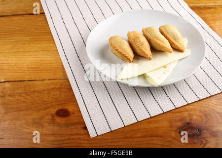 köstliche malaysische Curry Blätterteig serviert auf weißen Teller auf Holz Hintergrund Stockfoto