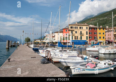 Castelletto di Brenzone, Italien, der Hafen von Castelletto di Brenzone, Segelboote und Motor Boote Stockfoto