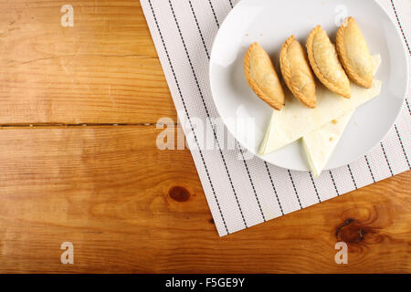 köstliche malaysische Curry Blätterteig serviert auf weißen Teller auf Holz Hintergrund Stockfoto