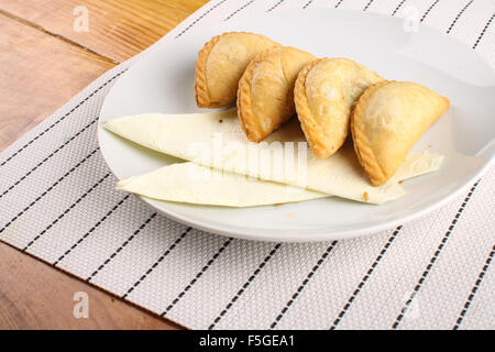 köstliche malaysische Curry Blätterteig serviert auf weißen Teller auf Holz Hintergrund Stockfoto