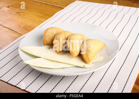 köstliche malaysische Curry Blätterteig serviert auf weißen Teller auf Holz Hintergrund Stockfoto