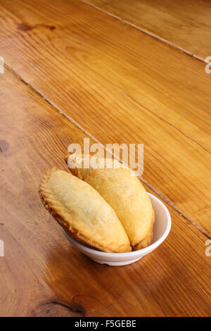 köstliche malaysische Curry Blätterteig serviert auf weißen Teller auf Holz Hintergrund Stockfoto