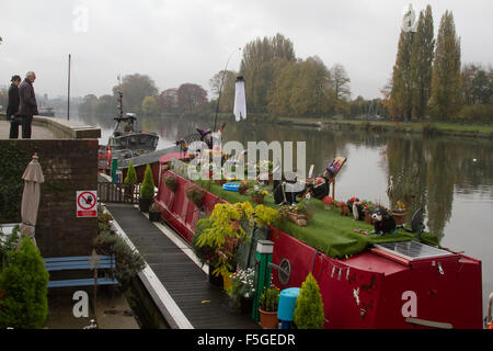 Kingston-London, UK. 4. November 2015. Das Deck von einem Lastkahn vor Anker am Themse in Kingston mit Halloween-Dekorationen Credit: Amer Ghazzal/Alamy Live-Nachrichten Stockfoto