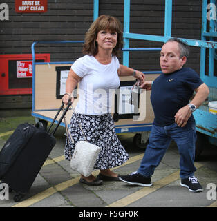 Warwick Davis und seine Frau Samantha außerhalb ITV Studios Featuring: Warwick Davis, Samantha Davis wo: London, Vereinigtes Königreich bei: 03 Sep 2015 Stockfoto