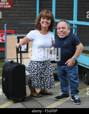 Warwick Davis und seine Frau Samantha außerhalb ITV Studios Featuring: Warwick Davis, Samantha Davis wo: London, Vereinigtes Königreich bei: 03 Sep 2015 Stockfoto