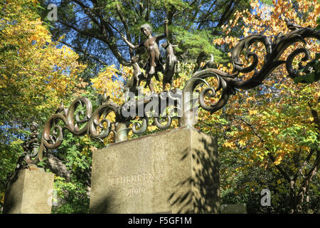 Der Lehman Tore sind eine bronzene Skulptur Wahrzeichen am Zoo im Central Park, New York City, USA Stockfoto