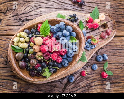 Reifen Beeren in der Holzschale auf dem Tisch. Stockfoto