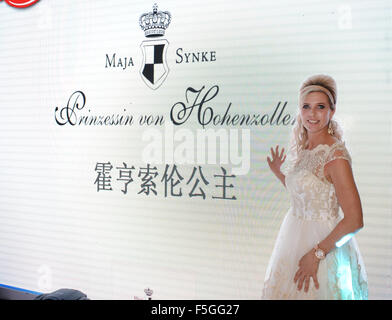 Shanghai, China. 28. August 2015. Dpa-exklusiv - Maja Synke Prinzessin von Hohenzollern, posiert vor einem Bildschirm, der ihren Namen auf Deutsch und Chinesisch auf der "Pet Fair Asia" in Shanghai, China, 28. August 2015 zeigt. Die Prinzessin von Hohenzollern präsentiert ihre gestaltete Kollektion für Hunde, Katzen und Kleintiere für Haustier Fasion Label Trixie auf der "Pet Fair Asia" während ihres Besuches in der Metropolregion von Shanghai im Osten Chinas. Foto: Jens Kalaene/Dpa/Alamy Live News Stockfoto