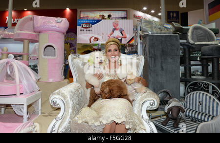 Shanghai, China. 28. August 2015. Dpa-exklusiv - Maja Synke, der Prinzessin von Hohenzollern, stellt mehrere Pudel Hunde auf der "Pet Fair Asia" in Shanghai, China, 28. August 2015. Die Prinzessin von Hohenzollern präsentiert ihre gestaltete Kollektion für Hunde, Katzen und Kleintiere für Haustier Fasion Label Trixie auf der "Pet Fair Asia" während ihres Besuches in der Metropolregion von Shanghai im Osten Chinas. Foto: Jens Kalaene/Dpa/Alamy Live News Stockfoto