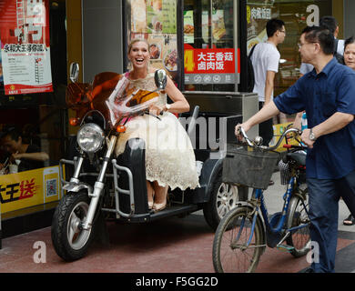 Shanghai, China. 28. August 2015. Dpa-exklusiv - Maja Synke Prinzessin von Hohenzollern, posiert auf dem Taxi Dreirad in Shanghai, China, 28. August 2015. Die Prinzessin von Hohenzollern präsentiert ihre gestaltete Kollektion für Hunde, Katzen und Kleintiere für Haustier Fasion Label Trixie auf der "Pet Fair Asia" während ihres Besuches in der Metropolregion von Shanghai im Osten Chinas. Foto: Jens Kalaene/Dpa/Alamy Live News Stockfoto