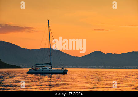 Katamaran verankert off-Shore-bei Sonnenuntergang Stockfoto