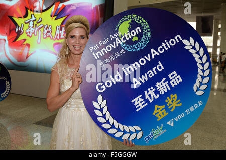 Shanghai, China. 28. August 2015. Dpa-exklusiv - Maja Synke Prinzessin von Hohenzollern präsentiert ihren Gold InnovAction Award für ihre Sammlung von Designes für Haustiere auf der "Pet Fair Asia" in Shanghai, China, 28. August 2015. Die Prinzessin von Hohenzollern präsentiert ihre gestaltete Kollektion für Hunde, Katzen und Kleintiere für Haustier Fasion Label Trixie auf der "Pet Fair Asia" während ihres Besuches in der Metropolregion von Shanghai im Osten Chinas. Foto: Jens Kalaene/Dpa/Alamy Live News Stockfoto