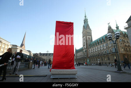 Hamburg, Deutschland. 4. November 2015. Der Countdown für die Olympischen Spiele auf dem Rathausmarkt in Hamburg, Deutschland, 4. November 2015. Die Uhr von Mittwoch ab zeigt zunächst die verbleibende Zeit bis zum Ende des Referendums für die Olympia-Bewerbung am 29. November, 18.00 Uhr. In einem Referendum entscheiden die Bürgerinnen und Bürger der Hansestadt Stadt sollte gelten auch für Deutschland zu Olympia 2024. Foto: CHRISTIAN CHARISIUS/Dpa/Alamy Live News Stockfoto