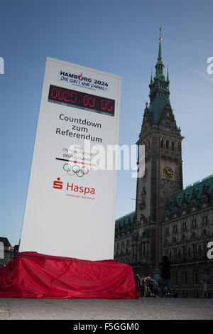 Hamburg, Deutschland. 4. November 2015. Der Countdown für die Olympischen Spiele auf dem Rathausmarkt in Hamburg, Deutschland, 4. November 2015. Die Uhr von Mittwoch ab zeigt zunächst die verbleibende Zeit bis zum Ende des Referendums für die Olympia-Bewerbung am 29. November, 18.00 Uhr. In einem Referendum entscheiden die Bürgerinnen und Bürger der Hansestadt Stadt sollte gelten auch für Deutschland zu Olympia 2024. Foto: CHRISTIAN CHARISIUS/Dpa/Alamy Live News Stockfoto