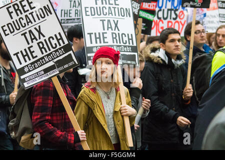 London, UK. 4. November 2015. Tausende von Studenten vorbereiten zu marschieren durch die Hauptstadt im Rahmen des "kämpfen ihre kostenlose Bildung," protestieren gegen die Verschuldung der Studierenden als auch anspruchsvolle "ein Ende der Sündenbock und Abschiebung ausländischer Studierender." Bildnachweis: Paul Davey/Alamy Live-Nachrichten Stockfoto