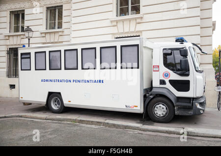 Weiße reuevollen Verwaltung Auto Bus Fahrzeug im Freien in Frankreich Stockfoto