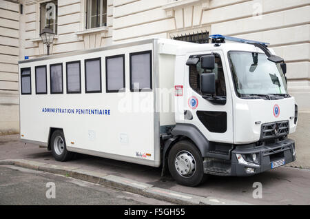 Weiße reuevollen Verwaltung Auto Bus Fahrzeug im Freien in Frankreich Stockfoto