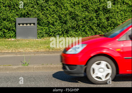 Pkw im Messbereich des Sensors für Verkehr Geschwindigkeitsmessung, Hessen, Deutschland Stockfoto