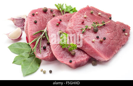 Rohes Rindfleisch Steaks mit Gewürzen auf weißem Hintergrund. Stockfoto