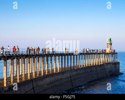 Whitby West Pier Ausdehnung überfüllt mit Menschen, die genießen der Sonne auf das Whitby Gothic Weekend November 2015 Stockfoto